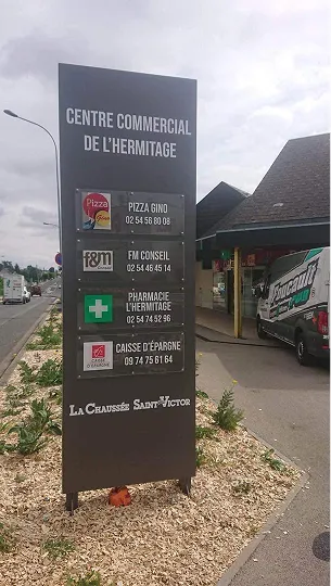 totem exterieurs à Saint‑Gervais‑la‑Forêt près de Blois dans le Loir-et-Cher 41