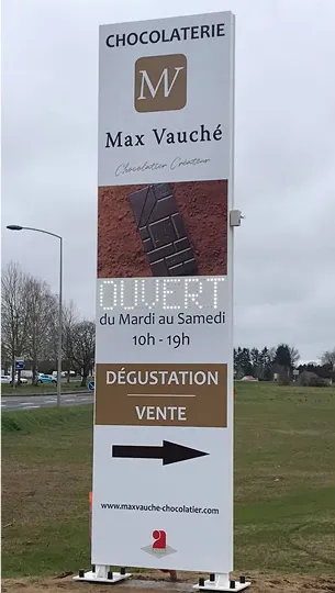 totems publicitaires à Saint‑Gervais‑la‑Forêt près de Blois dans le Loir-et-Cher 41